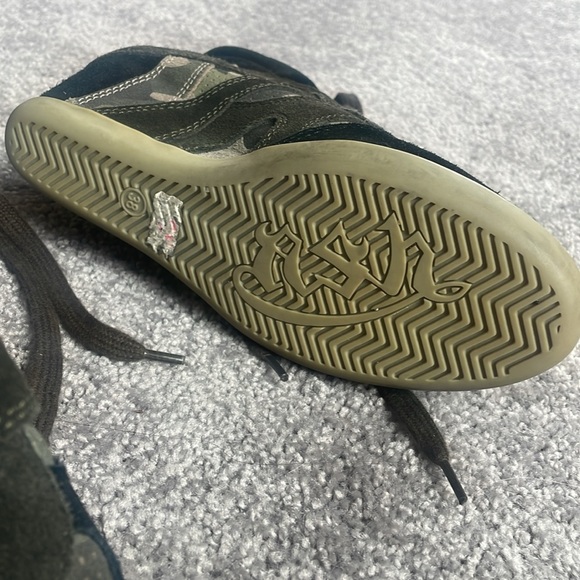 Ash - Picture 2 of 2